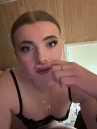 MilaLuxe webcam model stream image