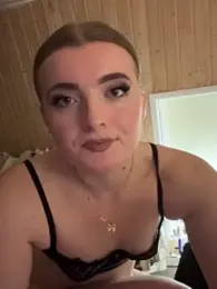 MilaLuxe webcam model stream image