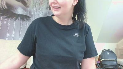 YoungHotMom webcam model stream image