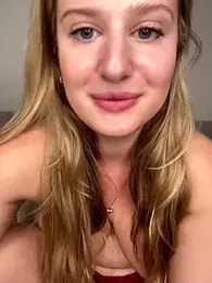 Busty-Ellie webcam model stream image