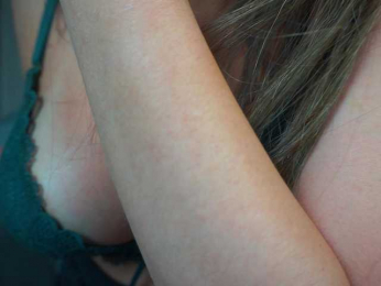 dee_zee webcam model stream image