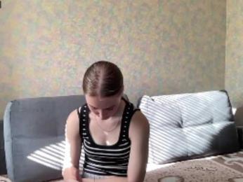 DionneCrum webcam model stream image