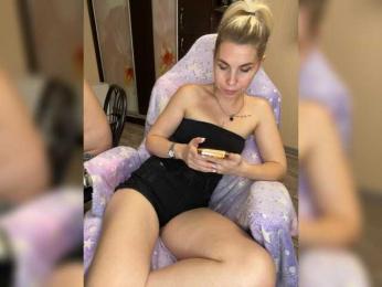 Emma942 webcam model stream image