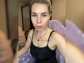 Emma942 webcam model stream image