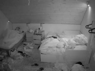 voyeurcam-julmodels-whitebed-2 webcam model stream image