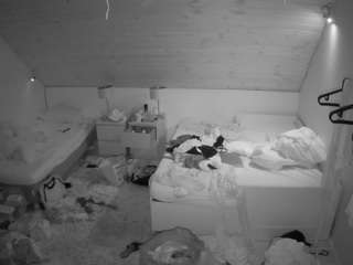 voyeurcam-julmodels-whitebed-2 webcam model stream image