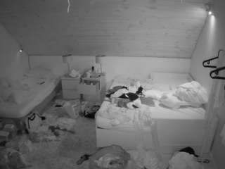 voyeurcam-julmodels-whitebed-2 webcam model stream image