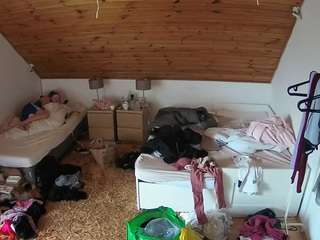 voyeurcam-julmodels-whitebed-2 webcam model stream image