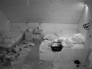 voyeurcam-julmodels-whitebed-2 webcam model stream image