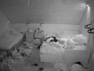 voyeurcam-julmodels-whitebed-2 webcam model stream image