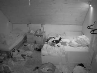 voyeurcam-julmodels-whitebed-2 webcam model stream image