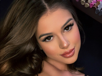 Bella webcam model stream image