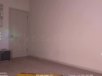 petitebrat webcam model stream image