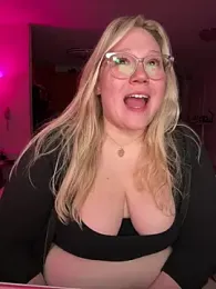 PiggyRose webcam model stream image