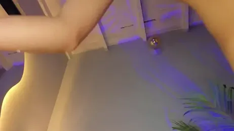 laura-hills18 webcam model stream image