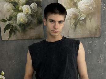 LeonardoCross webcam model stream image