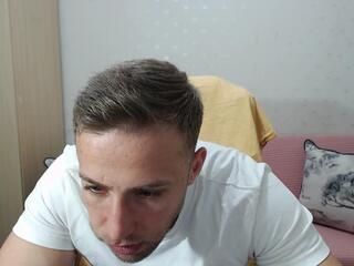 Lee Weigh webcam model stream image