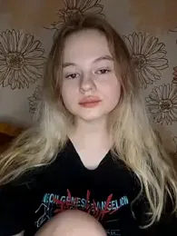 SlipperSherry webcam model stream image