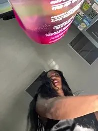 Bustykeyla webcam model stream image