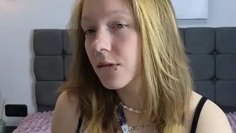 LauraLowe webcam model stream image