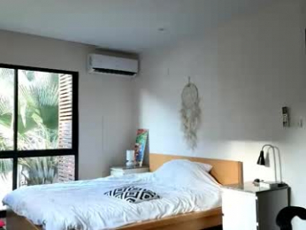 cryptongood webcam model stream image