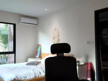 cryptongood webcam model stream image