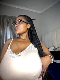 Bustygoddess32 webcam model stream image