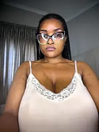 Bustygoddess32 webcam model stream image