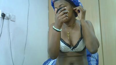 Cynazy webcam model stream image