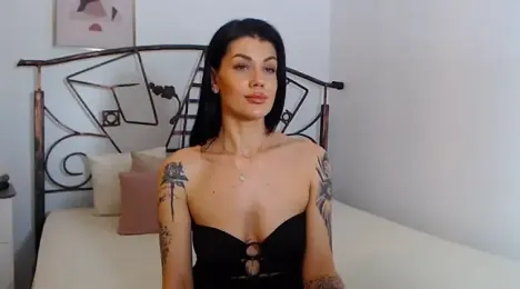 YvonneEverlee webcam stripchat model stream image