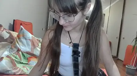 KiraGoldens webcam model stream image