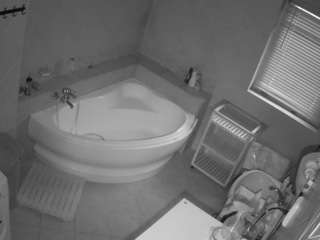 voyeurcam-julmodels-bath-1st-2 webcam camsoda model stream image