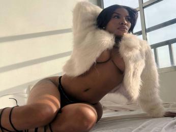 NaomiWest webcam model stream image