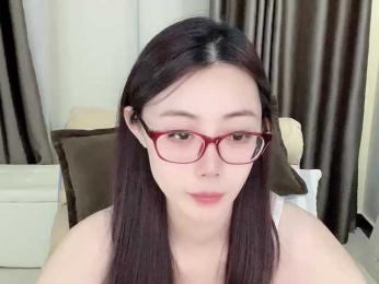 Warm-nuan webcam model stream image