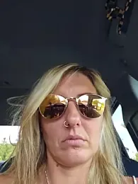 SheIsSomething stripchat stream image