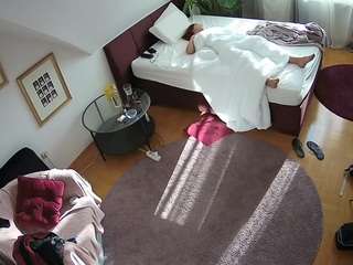 voyeurcam-julmodels-whitebed-4 camsoda stream image