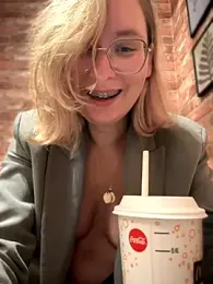 The_Snowwhitee stripchat stream image