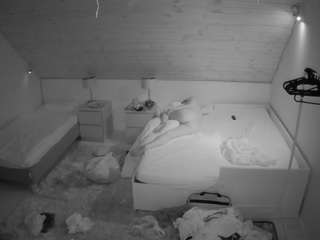 voyeurcam-julmodels-whitebed-2 camsoda stream image