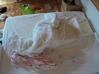 voyeurcam-julmodels-whitebed-3 camsoda stream image