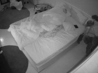 voyeurcam-julmodels-whitebed-5 camsoda stream image