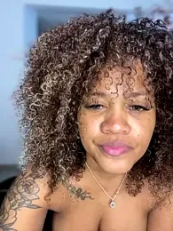 riri_brunnete stripchat stream image