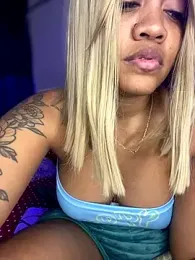 riri_brunnete stripchat stream image