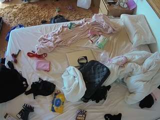 voyeurcam-julmodels-whitebed-3 camsoda stream image