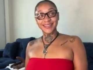 iambaldheadbrittany camsoda stream image