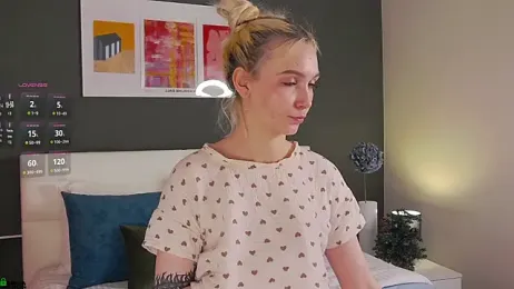 SaraHearts stripchat stream image