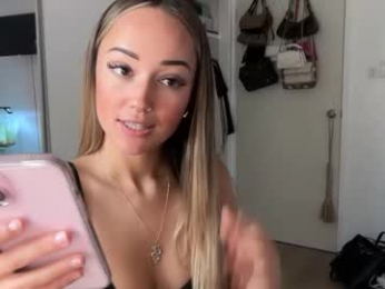 luvlivvyy chaturbate stream image