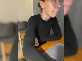 IRAONIC bongacams stream image